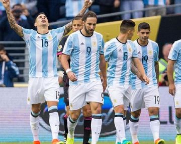 Víctor Cuesta (festeja su gol), Gonzalo Higuaín, Matías Kranevitter, Éver Banega y Sergio Agüero.