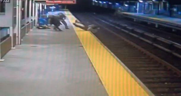 Le dispararon con una pistola Taser y lo tiraron a las vías para robarle