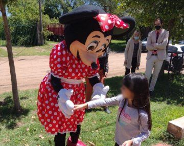 Una nena recibió la noticia de su adopción mediante una persona disfrazada de Minnie Mouse