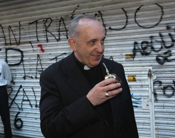 El Padre Jorge Mario Bergoglio, antes de ser el Papa Francisco, tomando mate