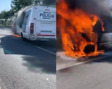 Video: un micro de la policía se incendió en la autopista Ricchieri