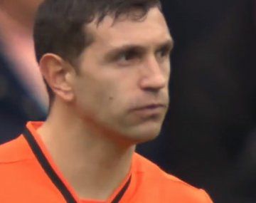 La mala suerte del Dibu Martínez en la derrota del Aston Villa ante Arsenal