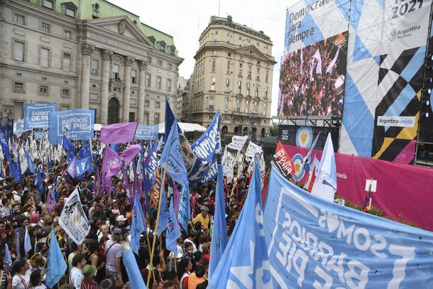 Democracia para siempre: las fotos del acto en Plaza de Mayo