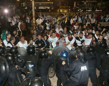 El repudio de políticos y sindicalistas por la agresión a los maestros en Congreso
