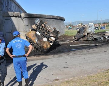 Volcó y se incendió un camión cisterna: murió el chofer