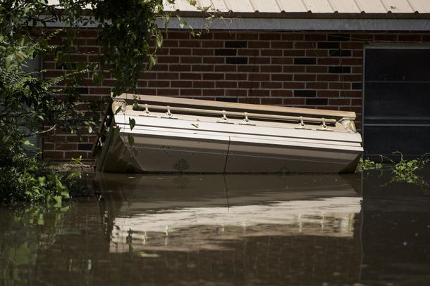 Una inundación masiva en Luisiana hizo flotar los ataúdes del cementerio