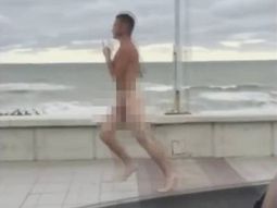 furor por el loco de mar del plata: un hombre que corre desnudo por la costa furor por el loco de mar del plata: un hombre que corre desnudo por la costa