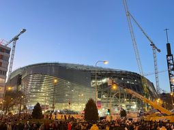 Se inaugura el nuevo estadio Santiago Bernabéu del Real Madrid