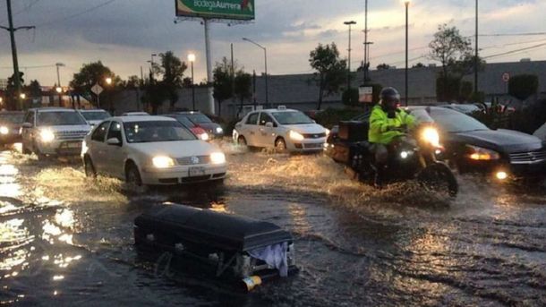 En medio de la inundación, un ataúd navegaba por las calles de México