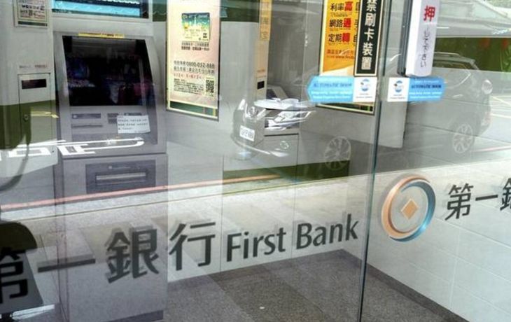 Un grupo de hackers logró que cajeros automáticos escupan millones