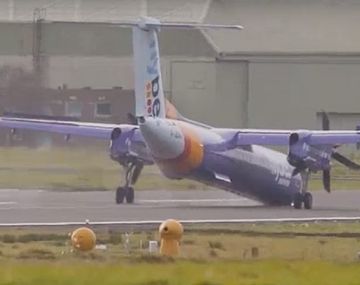 Arriesgado: un avión debió aterrizar sin sus ruedas delanteras