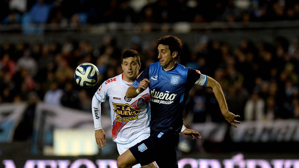 Diego Milito le dio un agónico triunfo a Racing ante Arsenal