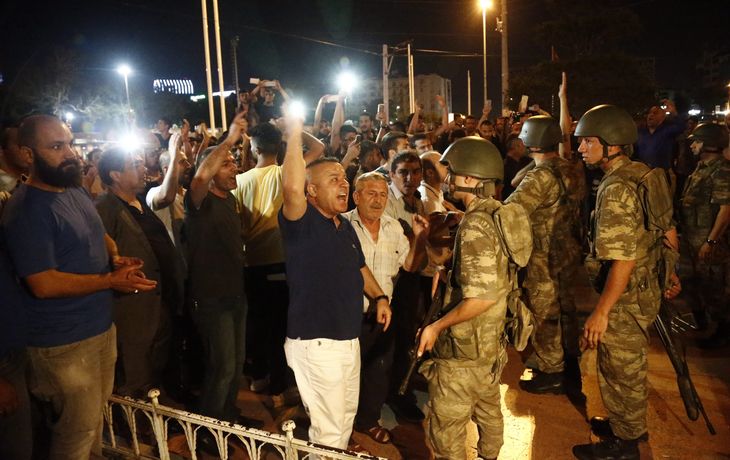 Derribaron un helicóptero de los golpistas en Turquía