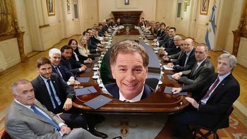 Javier Milei con gobernadores afines. En medio, Diego Santilli. Javier Milei con gobernadores afines. En medio, Diego Santilli.