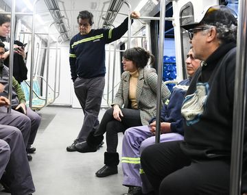 Gisela Marziotta con trabajadores del subte