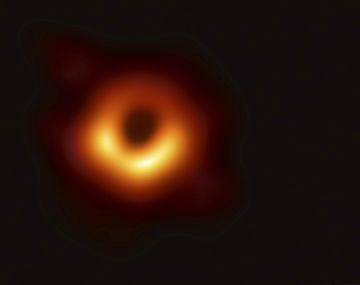No pudo ser: el Nobel de Física fue para tres expertos en agujeros negros