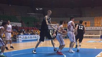 El gigante rumano tiene 16 años y mide 2.31 metros El gigante rumano tiene 16 años y mide 2.31 metros