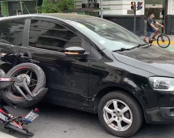 Fuerte choque en avenida Córdoba: un motociclista quedó herido