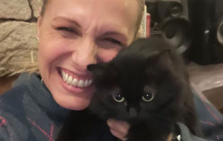 La alegría de Denise Dumas tras encontrar a su gata Mina: estaba en una alcantarilla
