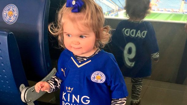 Amenazan con violar a la hija del goleador del líder de la Premier League