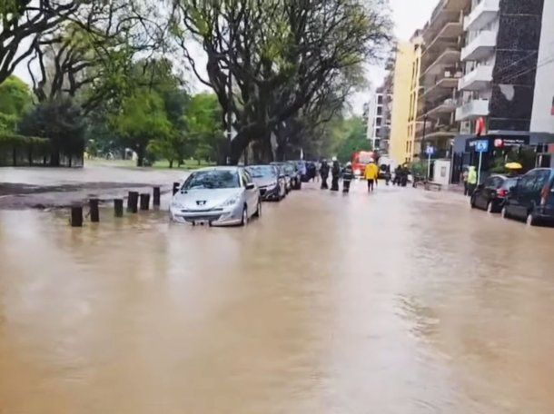 Se rompió un caño maestro de agua en Belgrano y se inundó todo Se rompió un caño maestro de agua en Belgrano y se inundó todo