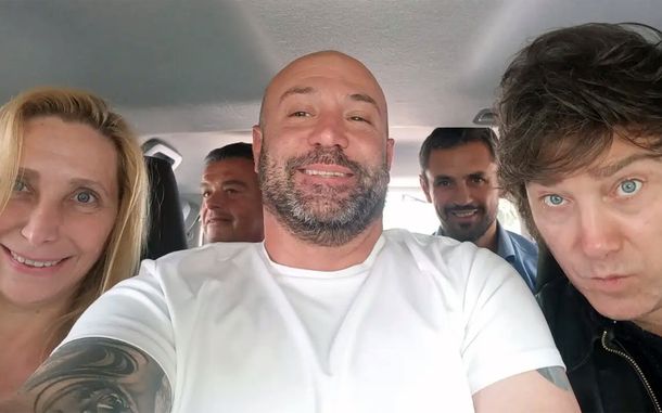 Diego Spagnuolo entre a Karina y Javier Milei. Diego Spagnuolo entre a Karina y Javier Milei.