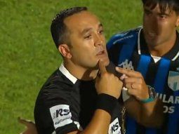El DT de Atlético Tucumán habló del arbitraje de Espinoza: Tragamos la bronca