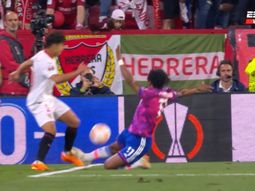El escandaloso penal que no le cobraron al Sevilla ante Juventus