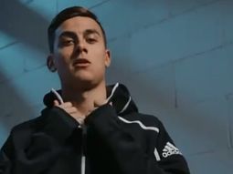 Todo un modelo: Dybala dio a conocer la nueva camiseta suplente de la Juventus