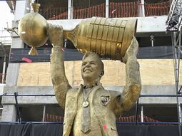 Los memes por la estatua de Marcelo Gallardo: ¿se parece a Fernando Burlando?