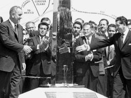 El presidente estadounidense Lyndon B. Johnson, devuelve a México la porción territorial denominada “El Chamizal” en 1967. El presidente estadounidense Lyndon B. Johnson, devuelve a México la porción territorial denominada “El Chamizal” en 1967.