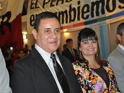 El intendente de San Vicente, Mauricio Gómez, junto con su mujer.