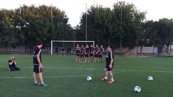 Maradona dio clases de tiros libres a Deportivo Diestra - Crédito: Ole Maradona dio clases de tiros libres a Deportivo Diestra - Crédito: Ole