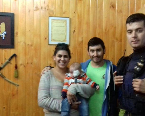 Los papás del bebé fueron a agradecer a los policías