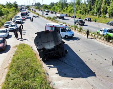 Se desprendió el tanque de un cisterna y aplastó auto: murió un hombre y un nene fue rescatado