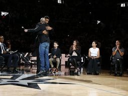 El abrazo entre Ginóbili y Duncan El abrazo entre Ginóbili y Duncan