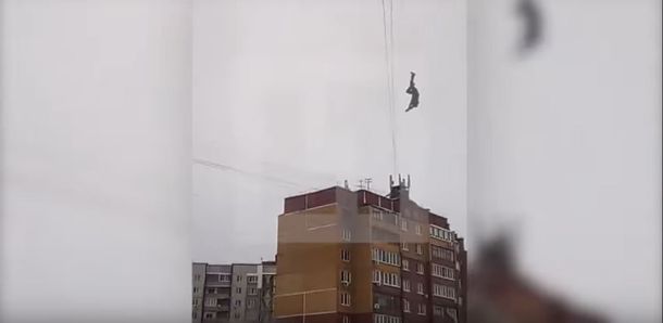Murió después de tratar de cruzar de edificio a edificio a través de cables de electricidad