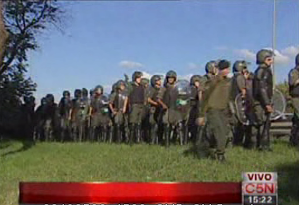 Tensión en la Panamericana por trabajadores que intentan cortar la vía