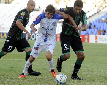 Balearon el micro de San Martín de San Juan