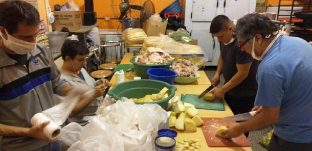 Más de 2 cuadras de fila para retirar comida de un comedor: La gente es agradecida, pero está muy triste