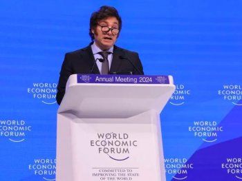 Milei le dio me gusta a un tuit que se burla e insulta al presidente del Foro de Davos