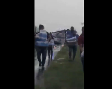 Chocó un camión de cerveza y la gente se llevó los packs