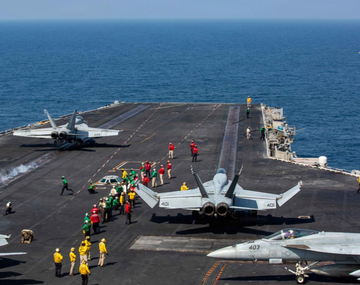 Irán asegura haber atacado portaaviones de EEUU: lo niegan