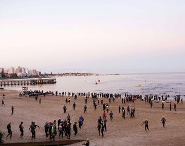La bacteria de la playa que mató a un hombre en Uruguay puede estar en la costa argentina