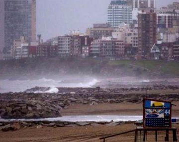 Rige un alerta naranja por fuertes vientos en la costa atlántica bonaerense y amarillo en el AMBA