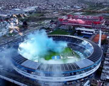 Impresionante recibimiento de los hinchas de Racing para el clásico de Avellaneda