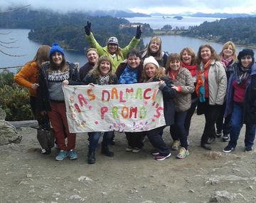 Ex alumnas del colegio Dalmacio Vélez Sarsfield en Bariloche.