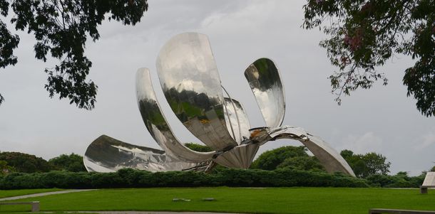 La lluvia volvió a dañar a la Floralis Genérica