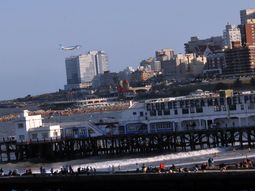 un vuelo rasante sobre el mar sorprendio a miles de turistas en las costas de mar del plata un vuelo rasante sobre el mar sorprendio a miles de turistas en las costas de mar del plata