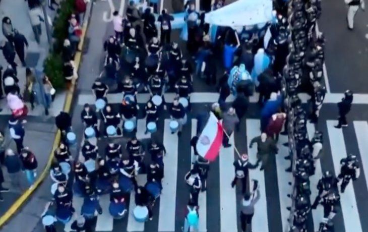 Por criticar la marcha por el Garrahan, en TN repudiaron una bandera de Irak... pero era de Chacarita